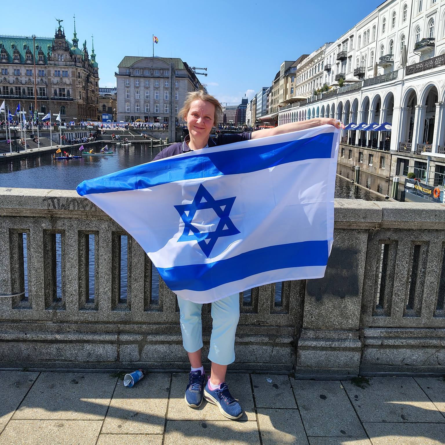 Die Nationalfahne von Israel in Hamburg